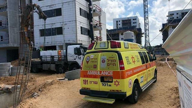 עובד נפל מגובה של חמש קומות באתר בנייה