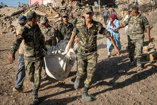 מרוקו רעידת אדמה צבא מרוקו מחלץ גופה ב כפר ליד מרקש