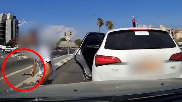תיעוד: צעירים תוקפים עם מוט ברזל משפחה ברכב בטבריה