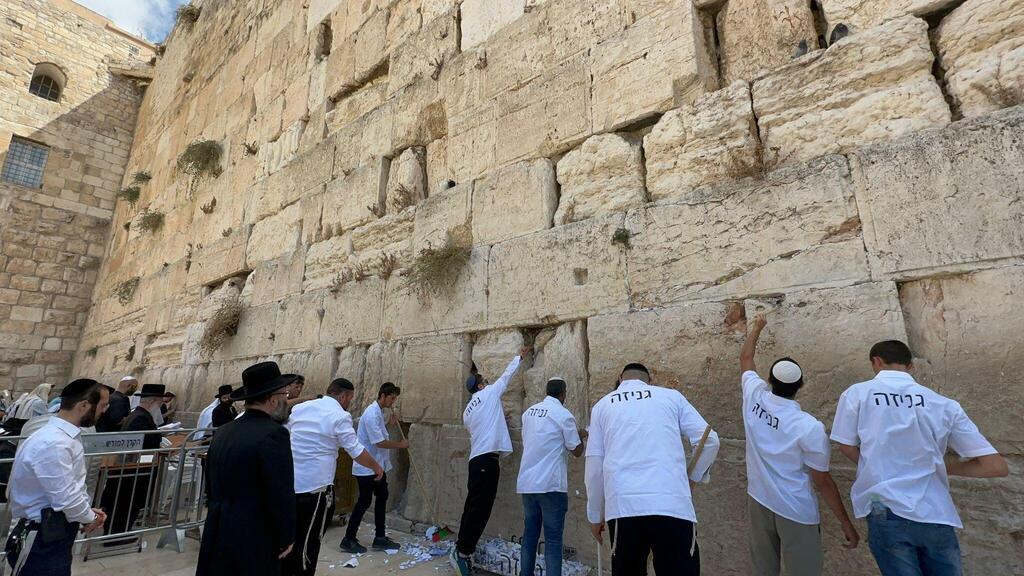 Removing notes from the Western Wall 