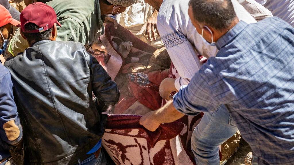 Search and rescue operation in the village of Tafilalt, near Marrakesh (Photo: Fadel Senna / AFP) רעידת אדמה מרוקו בכפר תפגאת באזור מרקש