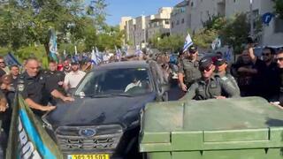 יריב לוין מחולץ מיציאה צדדית תוך שמפגינים תוקפים את רכבו סמוך לביתו
