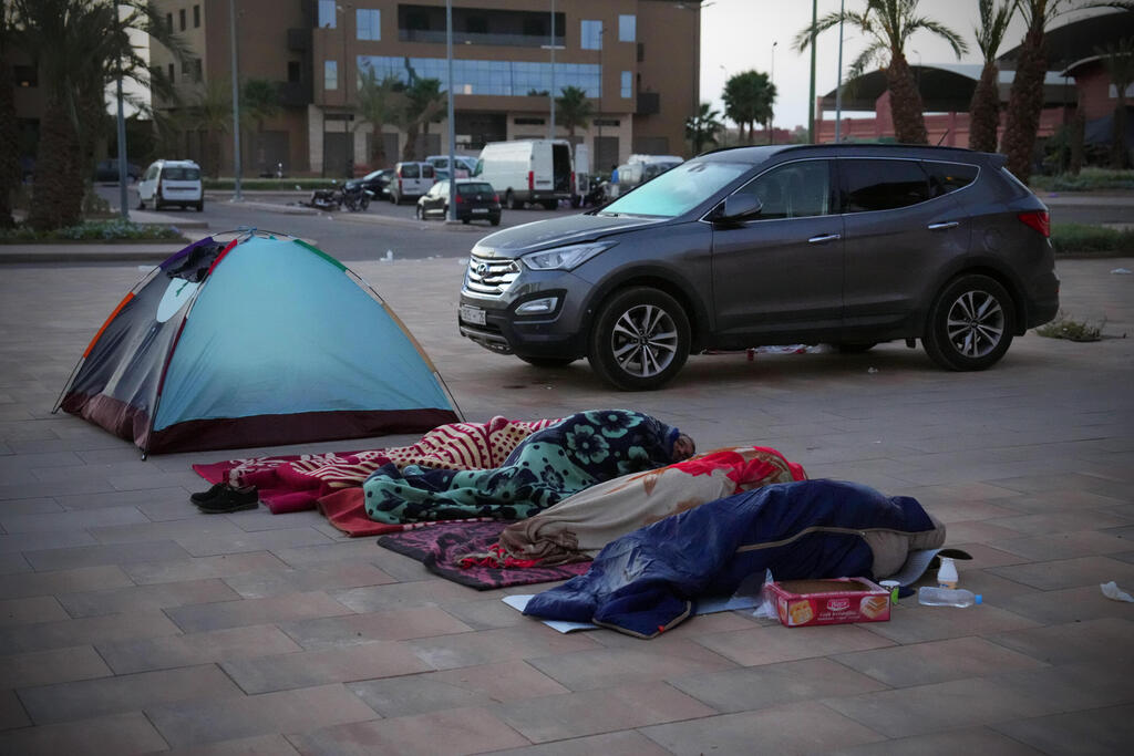 ישנים בחוץ ב מרקש מרוקו רעידת אדמה