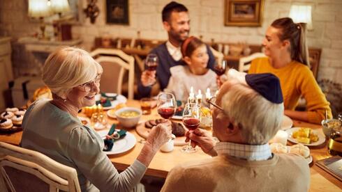 ארוחת חג משפחתית ארוחה משפחה חגים קשישים סבא סבתא