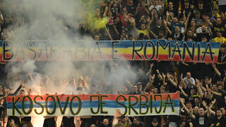 השלטים הפרו-סרביים של אוהדי רומניה במשחק נגד קוסובו