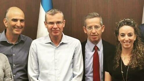 במרכז התמונה: השרה עידית סילמן, מזכיר הממשלה יוסי פוקס, השר יריב לוין ומנכ"ל המשרד להגנת הסביבה, גיא סמט