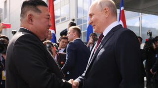נשיא רוסיה ולדימיר פוטין ו שליט צפון קוריאה קים ג'ונג און מסיירים ב קוסמודרום ווסטוצ'ני רוסיה