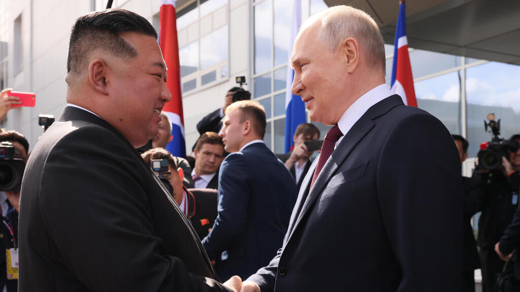 נשיא רוסיה ולדימיר פוטין ו שליט צפון קוריאה קים ג'ונג און מסיירים ב קוסמודרום ווסטוצ'ני רוסיה