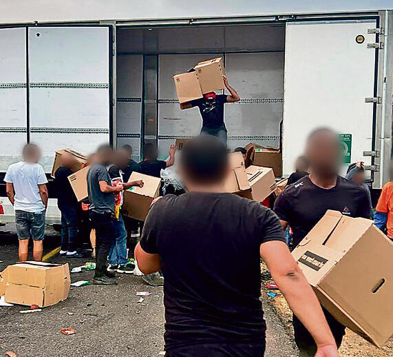 מרוקנים את המשאית אחרי התאונה הקשה yk13592699