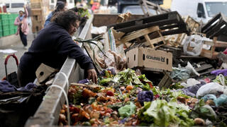 תושבים בארגנטינה מחפשים אוכל בפחים