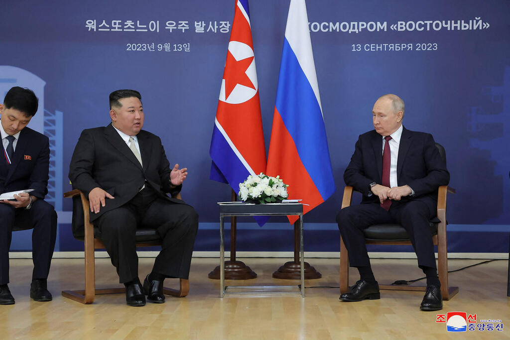 צילום: AFP PHOTO/KCNA VIA KNS ולדימיר פוטין ו קים ג'ונג און מפגש פסגה ב רוסיה