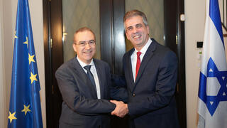 שגריר האיחוד האירופי דימיטר טזאנצ'ב ושר החוץ אלי כהן. 
