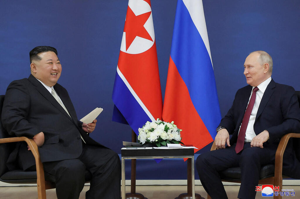 צילום: KCNA VIA KNS / AFP ולדימיר פוטין ו קים ג'ונג און מפגש פסגה ברוסיה