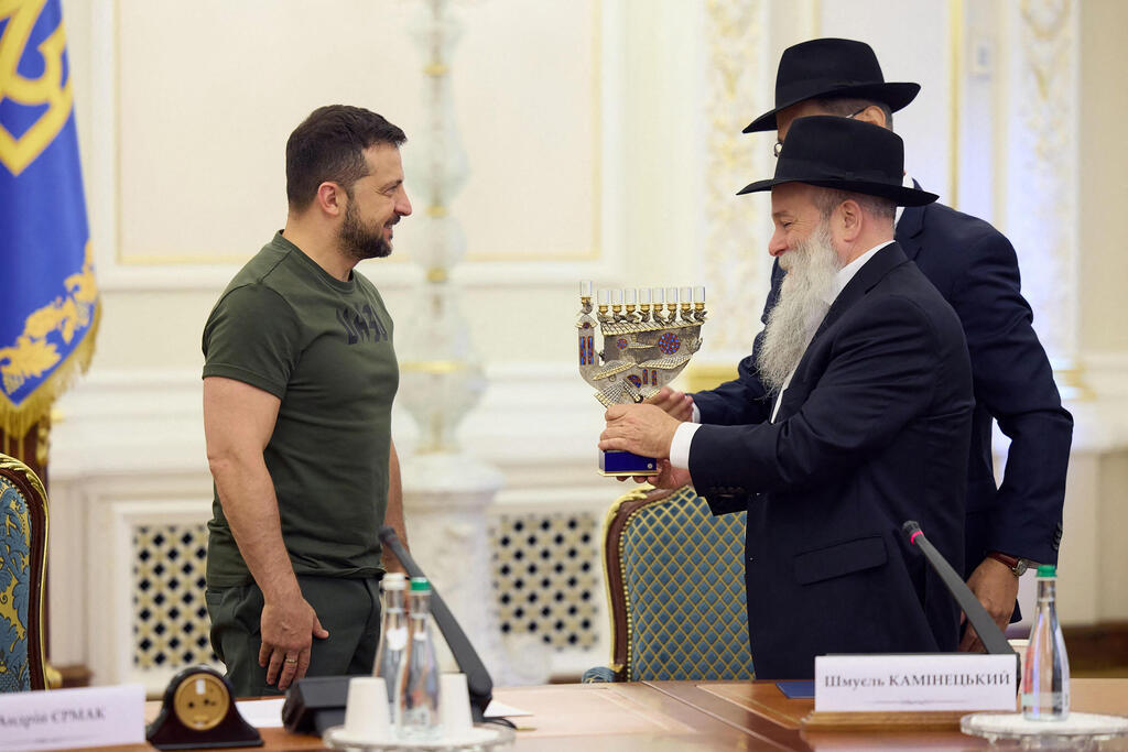 Volodymyr Zelensky meeting with rabbis in Ukraine (Photo: AFP / UKRAINIAN PRESIDENTIAL PRESS SERVICE) נשיא אוקראינה נפגש עם רבנים בקייב