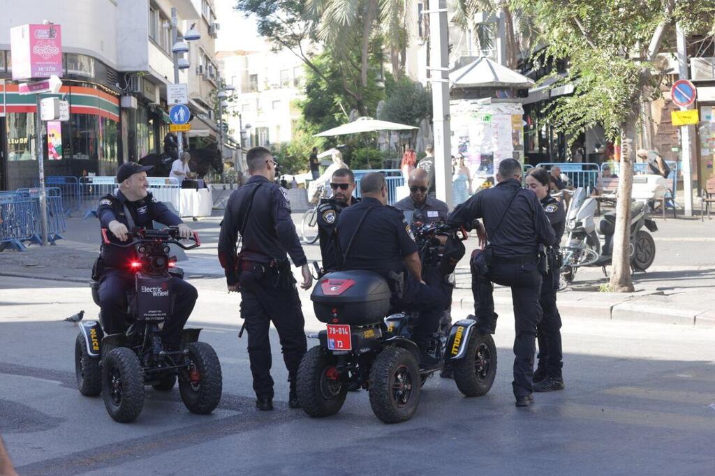 כוננות מוגברת לראש השנה. שוטרים מפטרלים בשוק הכרמל בת"א (צילום: מוטי קמחי) שוק הכרמל בתל אביב
