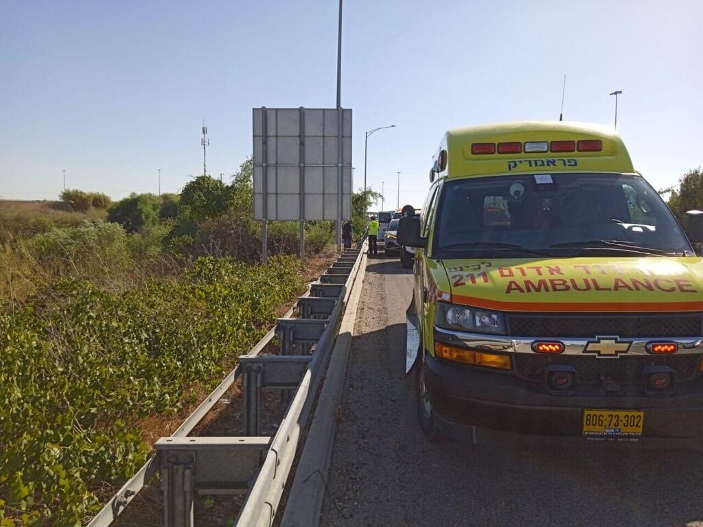 התאונה בכביש 6 (צילום: תיעוד מבצעי מד"א) כלי רכב התהפך בכביש 6 סמוך למחלף שורק