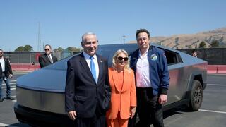 ראש הממשלה בנימין נתניהו ורעייתו שרה בסיור עם היזם אילון מאסק