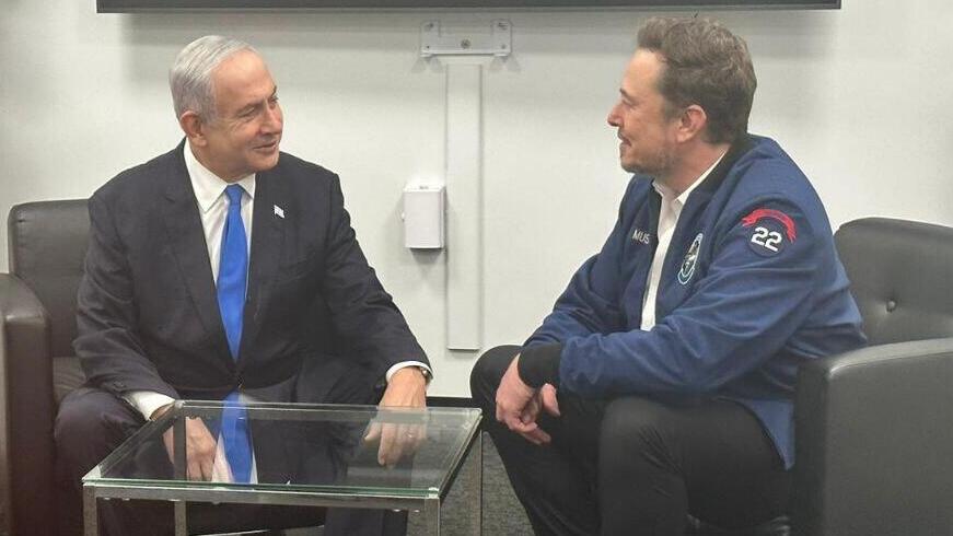 ראש הממשלה בנימין נתניהו ורעייתו שרה בתחילת הפגישה עם היזם אילון מאסק