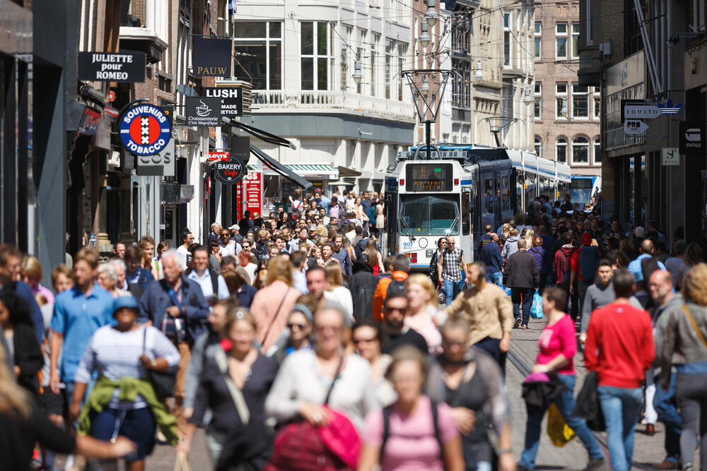 תיירים ברחובות אמסטרדם
