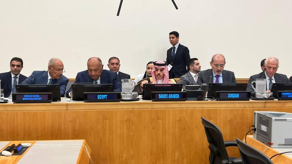 "השלום הכרחי ליציבות באזור". מפגש שרי החוץ (מתוך טוויטר) ששרי החוץ של סעודיה, האיחוד האירופי, הליגה הערבית, מצרים וירדן התכנסו בשולי עצרת האו״ם בניסיון להחיות מחדש את תהליך השלום בין ישראל לפלסטינים