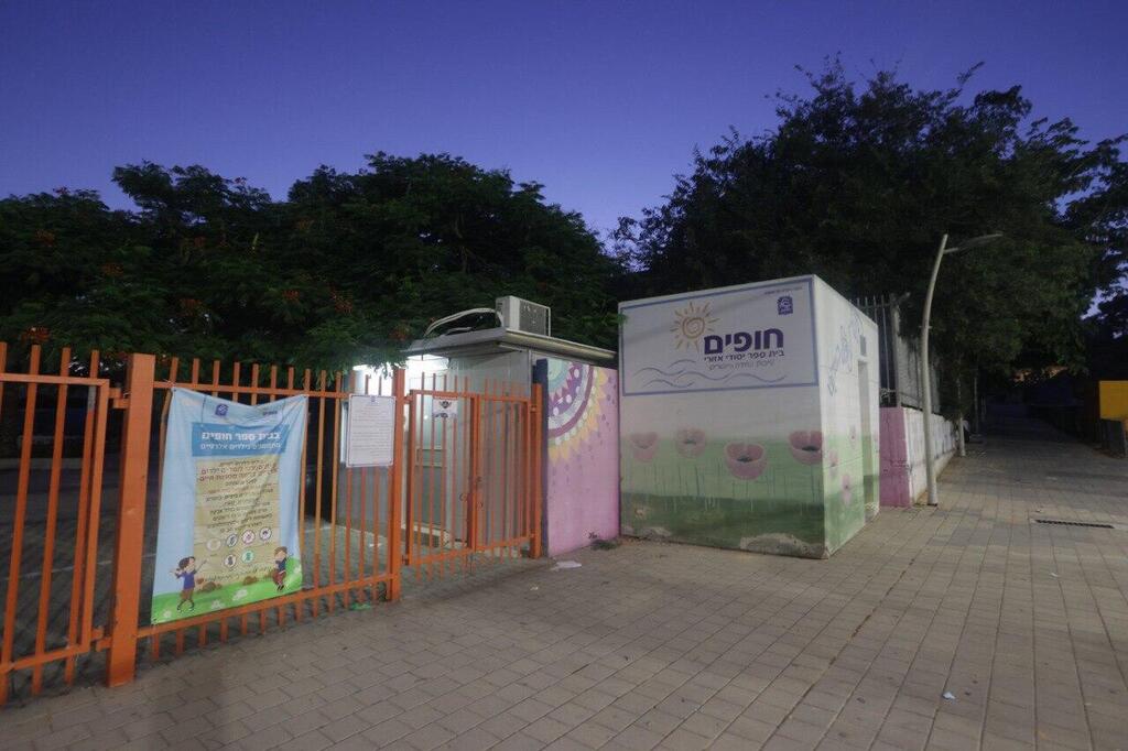 בית הספר "חופים" בחוף אשקלון (צילום: רועי עידן) דוגמא למבנים רעועים - בית ספר חופים ביד מרדכי