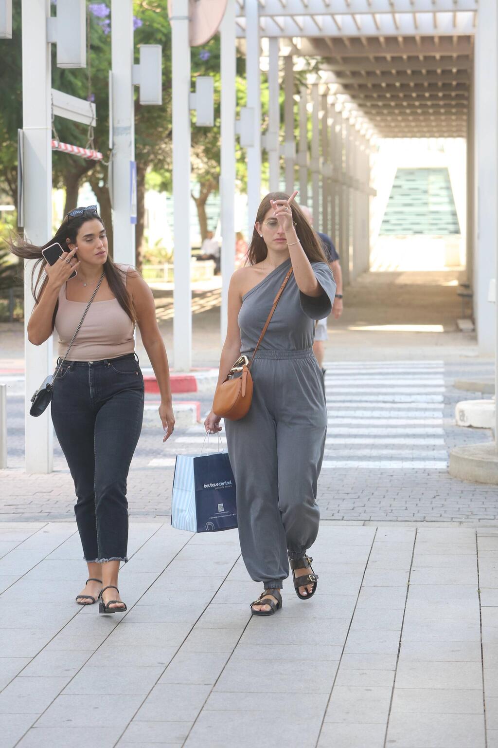 את מסמנת לנו משהו? (צילום: מוטי לבטון) פפראצי דנה זרמון