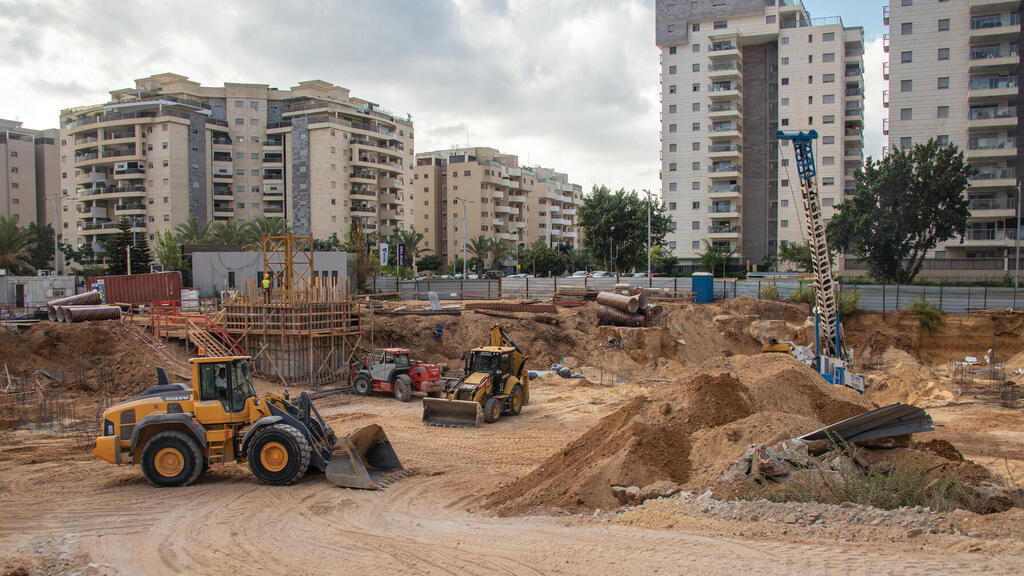 "הסחבת בתחום היתרי הבנייה היא פארסה שהמדינה אחראית לה ישירות". אתר בנייה באשקלון | צילום: שאטרסטוק yk9751381