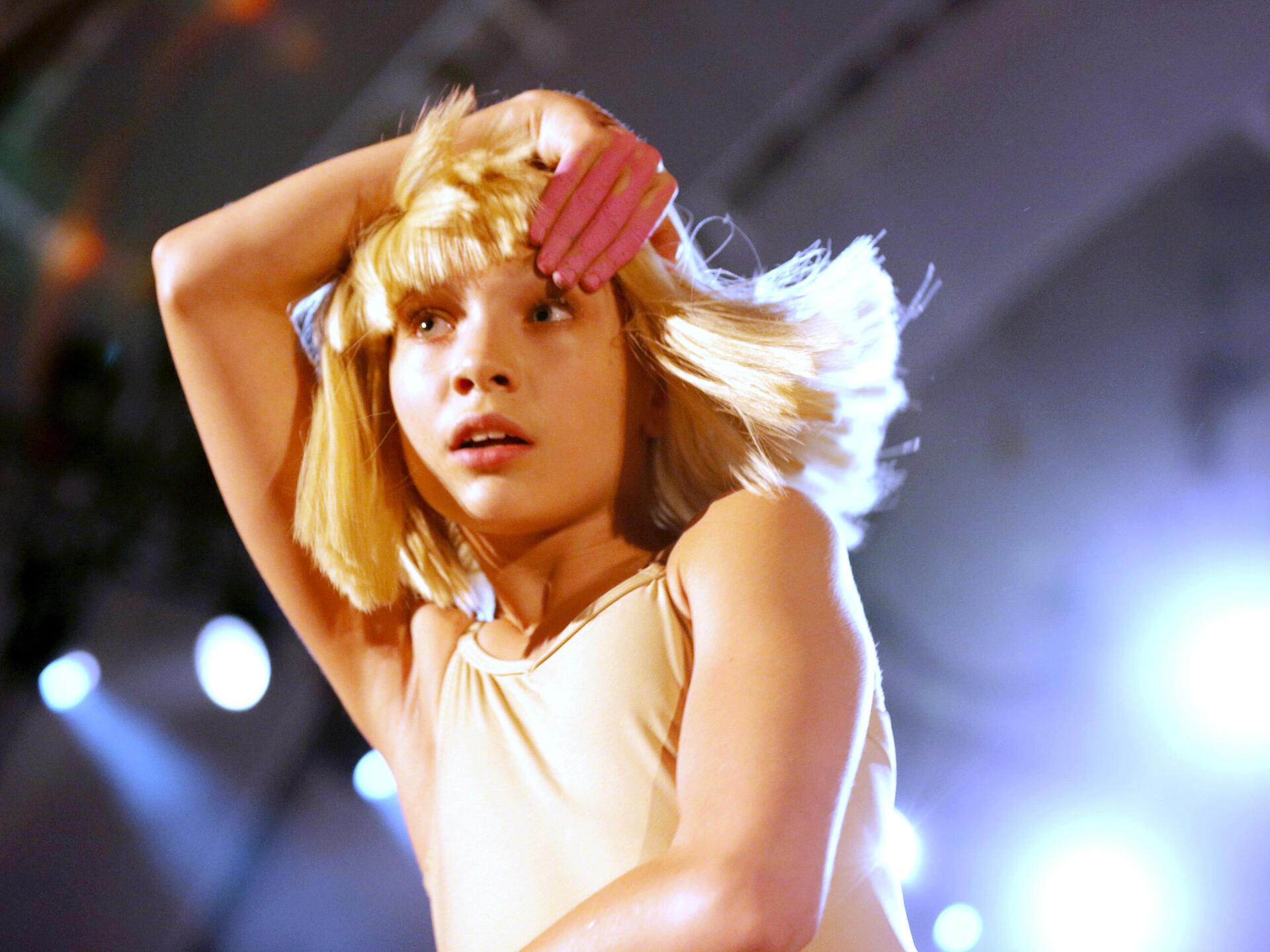 מאדי זיגלר רוקדת בהופעה של סיה, 2014
