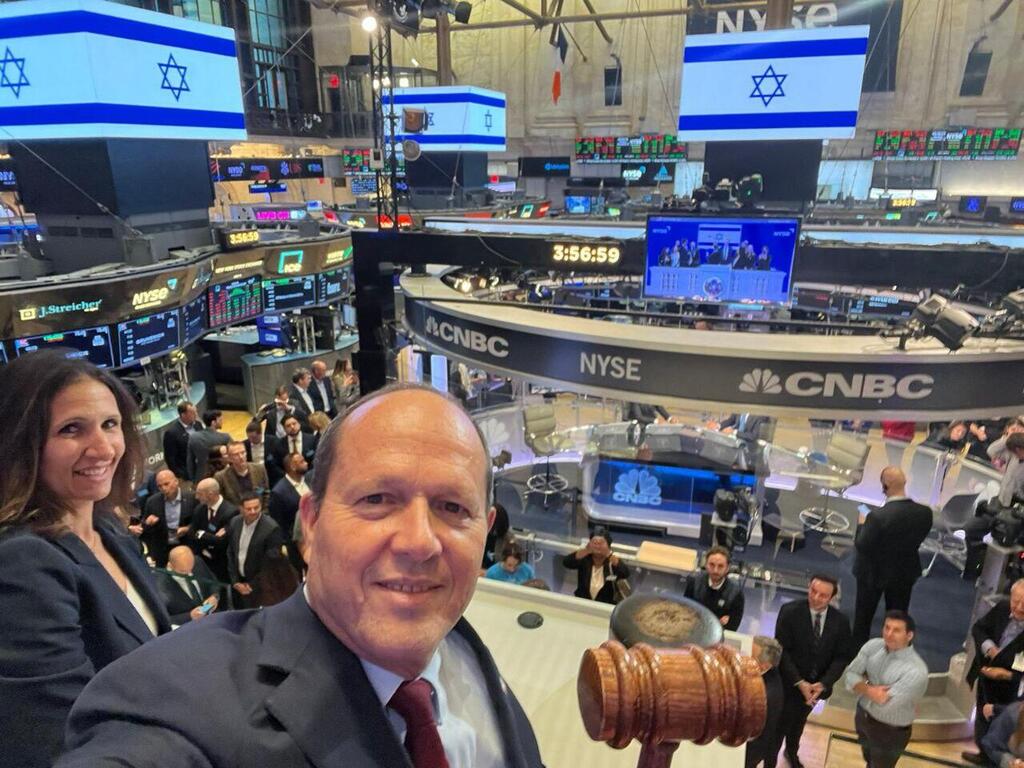 Economy Minister Nir Barkat rings the closing NYSE bell 