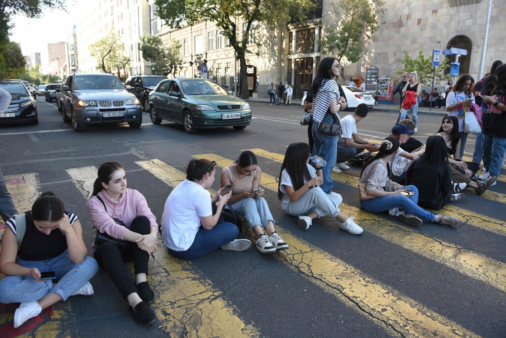 צילום: Karen MINASYAN / AFP מפגינים ב ירבאן בירת ארמניה נ גד הסכם כניעה של בדלנים ארמנים במובלעת נגורנו קרבאך ל אזרבייג'ן