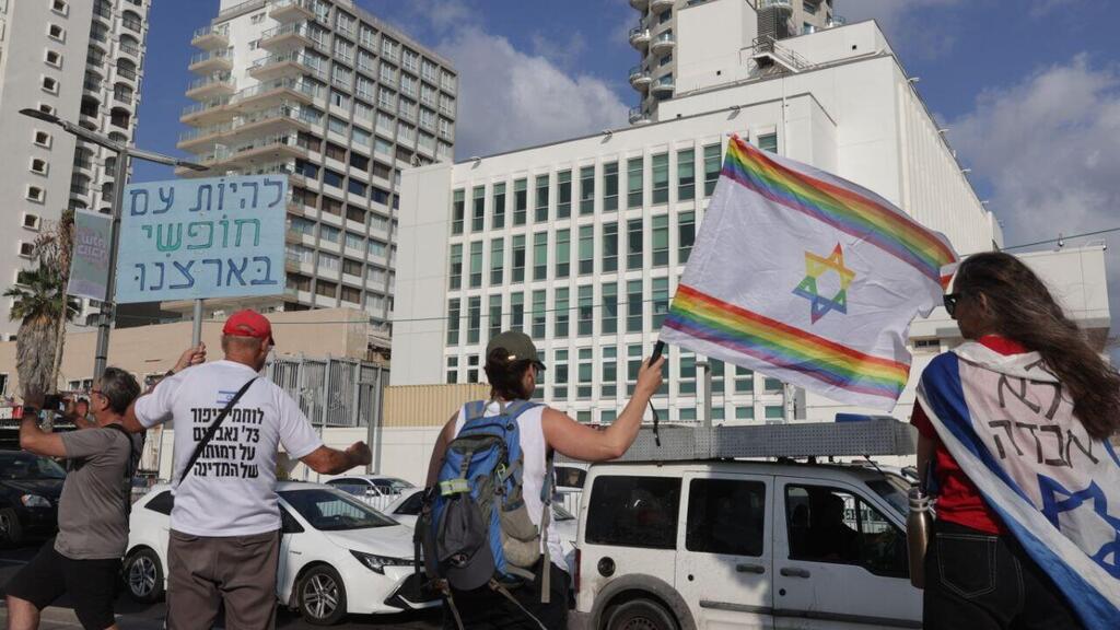 ההפגנה מול שגרירות ארה"ב בתל אביב (צילום: מוטי קמחי) הפגנה מול שגרירות ארה"ב נגד המהפכה המשפטית