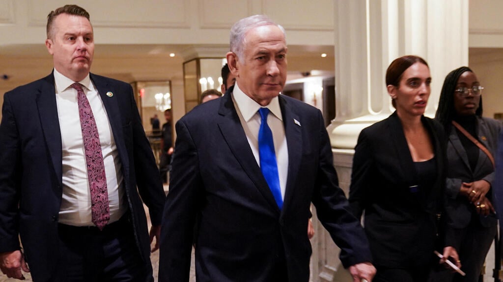 נתניהו במלון, לפני הפגישה עם ביידן (צילום: REUTERS/Kevin Lamarque) ראש הממשלה בנימין נתניהו לפני הפגישה עם נשיא ארה"ב ג'ו ביידן בניו יורק