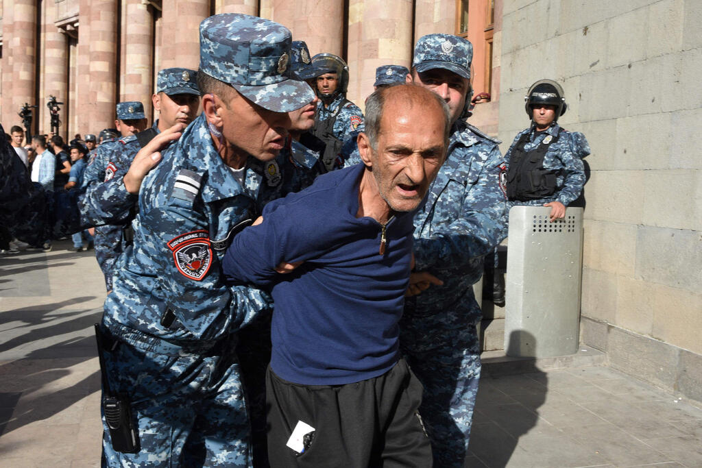 צילום: Karen MINASYAN / AFP מפגינים ב ירבאן בירת ארמניה נ גד הסכם כניעה של בדלנים ארמנים במובלעת נגורנו קרבאך ל אזרבייג'ן