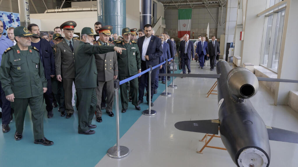 Former Russian Defense Minister Shoigu and delegation views Iranian drones during a visit to Iran (Photo: EPA) שר ההגנה של רוסיה סרגיי שויגו עם מפקד חיל האוויר והחחלל של משמרות המהפכה אמיר עלי חאג'יזאדה ב איראן במהלך ביקור של שויגו במתקן של המשמרות ב טהרן
