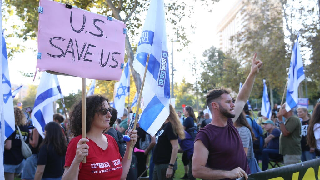 "U.S save us". מחוץ לשגרירות בירושלים (צילום: עמית שאבי) הפגנה נגד המהפכה המשפטית בעקבות ביקורו של נתניהו בארה"ב מול שגרירות ארה"ב בירושלים