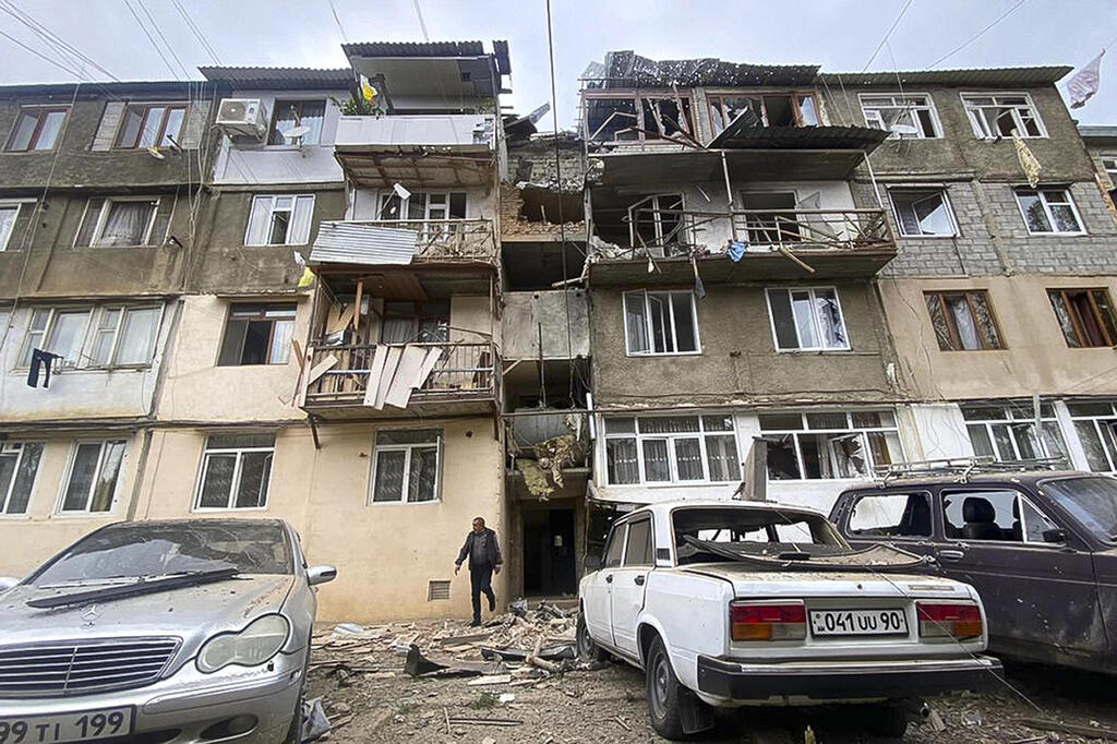 נזקי המתקפות בסטפנקרט, הבוקר (צילום: AP Photo/Siranush Sargsyan) נזקי תקיפה של צבא אזרבייג'ן בעיר סטפנקרט ב נגורנו קרבאך נגורנו-קרבאך