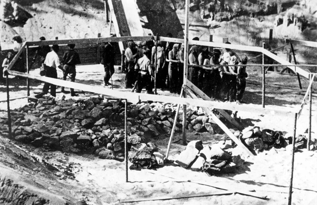 Jews with their heads covered being taken to the murder site at Ponary by members of the Lithuanian militia, 1941 (Yad Vashem) Ponary massacre evidence