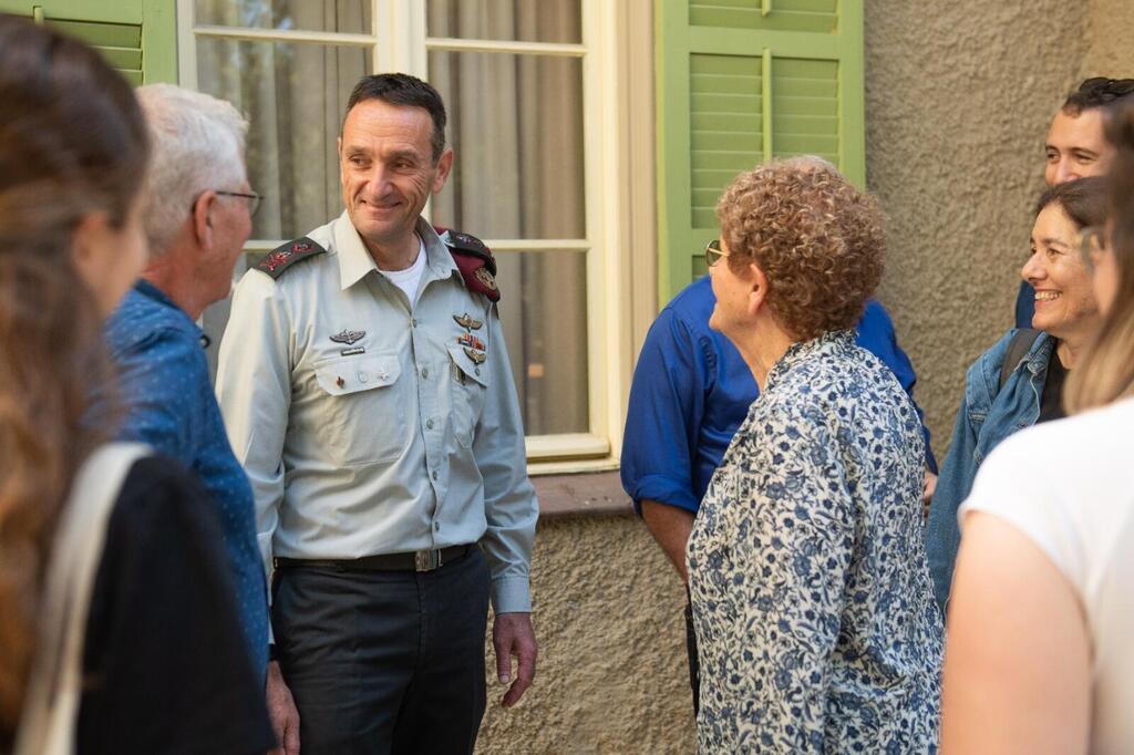 מפגש של הרמטכ"ל הרצי הלוי עם משפחתו של הרמטכ"ל בתקופת מלחמת יום הכיפורים, רב-אלוף (בדימוס) דוד "דדו" אלעזר ז"ל