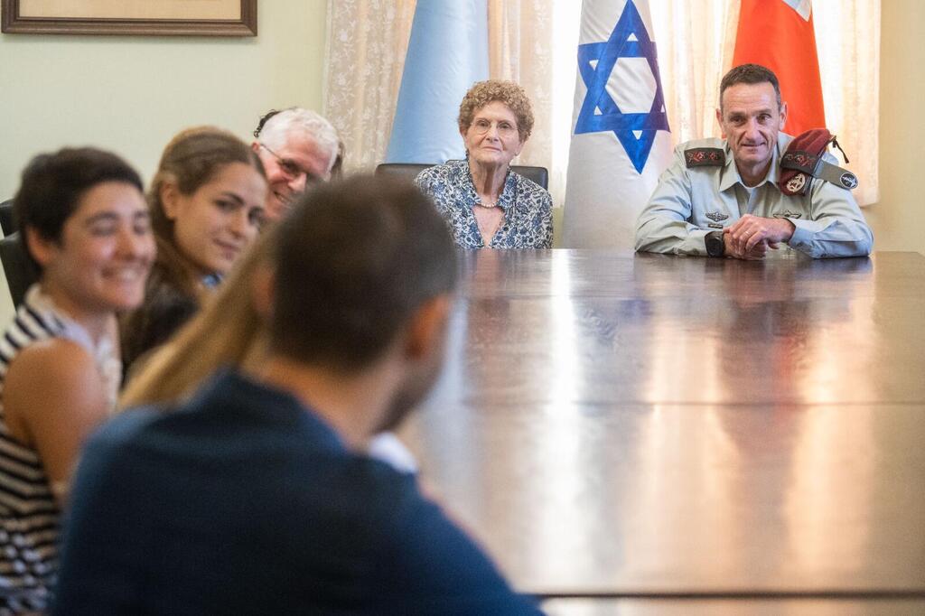 מפגש של הרמטכ"ל הרצי הלוי עם משפחתו של הרמטכ"ל בתקופת מלחמת יום הכיפורים, רב-אלוף (בדימוס) דוד "דדו" אלעזר ז"ל
