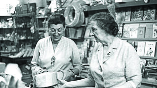 גולדה מאיר (מימין) ולו קדר בחנות צעצועים