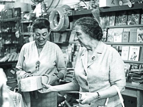 גולדה מאיר (מימין) ולו קדר בחנות צעצועים