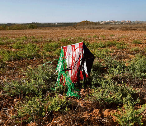 עפיפון תבערה שהופרח | צילום: איי-פי-איי, ATEF SAFADI yk13604465