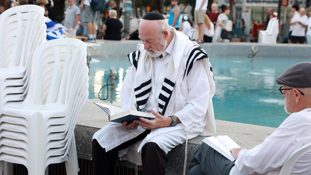"פורעים פגעו באופן מחריד ואלים בתפילות ובציבור המאמינים". כיכר דיזנגוף, ערב יום כיפור (צילום: דנה קופל) המהומות בכיכר דינזגוף, ערב יום הכיפורים