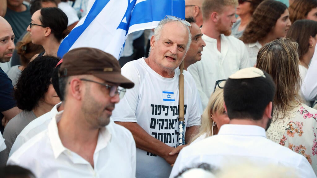 גם "לוחמי כיפור" הגיעו, עם דגל ישראל (צילום: דנה קופל) המהומות בכיכר דינזגוף, ערב יום הכיפורים