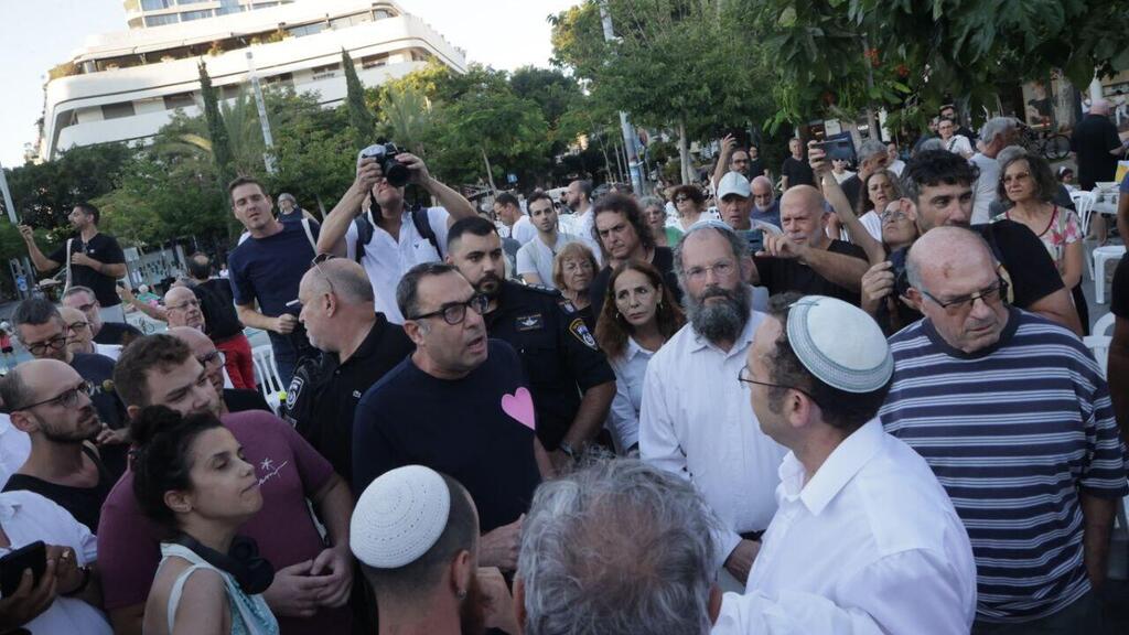 המהומות בכיכר דינזגוף, ערב יום כיפור. קריאת השכמה לקמפיינים המנומנמים (צילום: מוטי קמחי) המהומות בכיכר דינזגוף, ערב יום הכיפורים