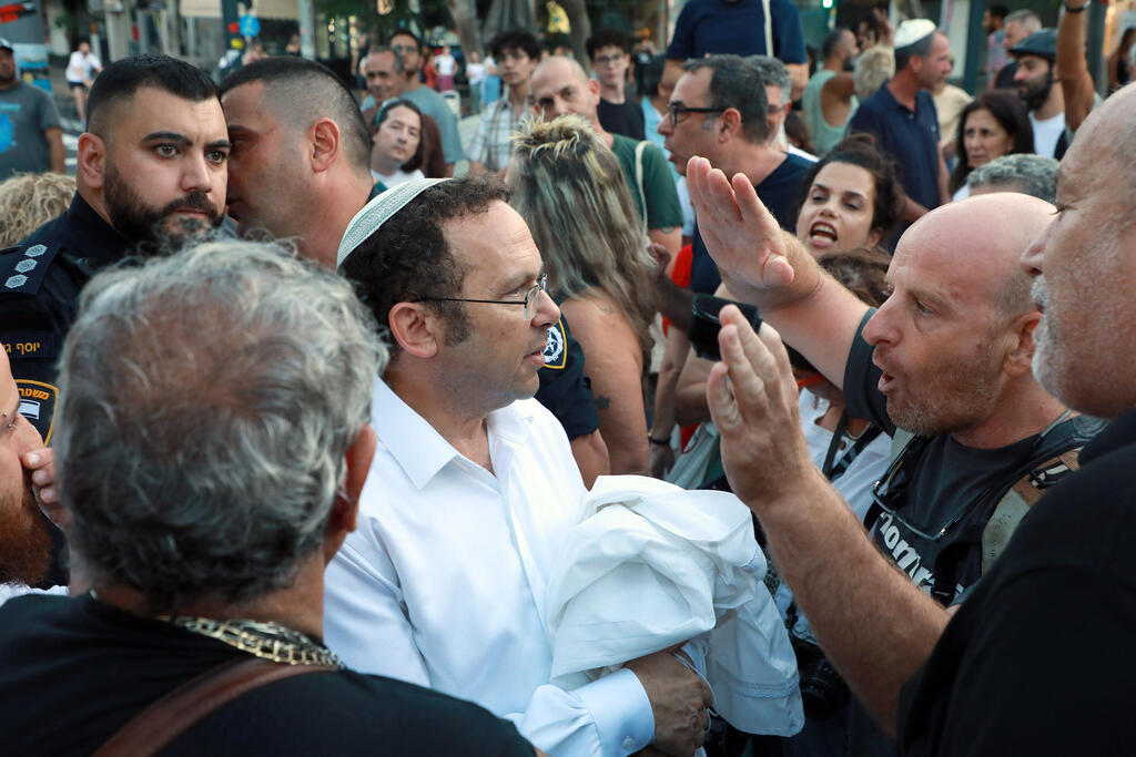 Protesters disrupt public Yom Kippur prayer in Tel Aviv