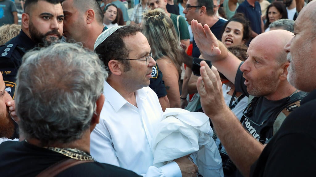יו"ר "ראש יהודי" ישראל זעירא בכיכר דיזנגוף, אמש (צילום: דנה קופל) הרב ישראל זעירא ראש יהודי במהומות בכיכר דינזגוף, ערב יום הכיפורים