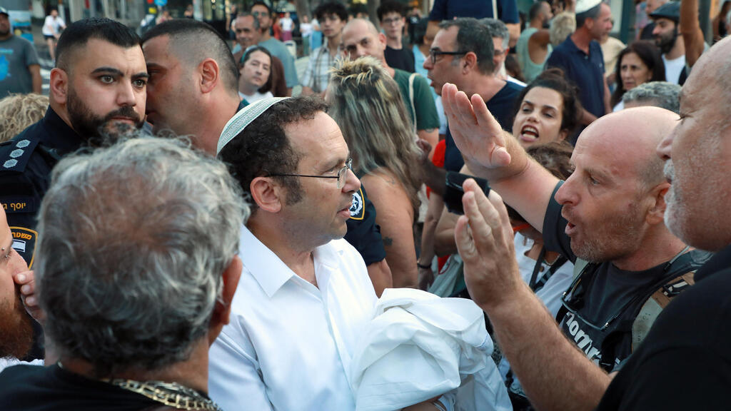 יו"ר "ראש יהודי" ישראל זעירא בכיכר דיזנגוף, ערב יום כיפור (צילום: דנה קופל) הרב ישראל זעירא ראש יהודי במהומות בכיכר דינזגוף, ערב יום הכיפורים