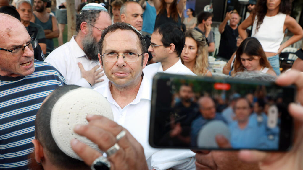 זעירא בכיכר דיזנגוף. "גאים בהדתה? זה היה בציניות" (צילום: דנה קופל) הרב ישראל זעירא ראש יהודי במהומות בכיכר דינזגוף, ערב יום הכיפורים
