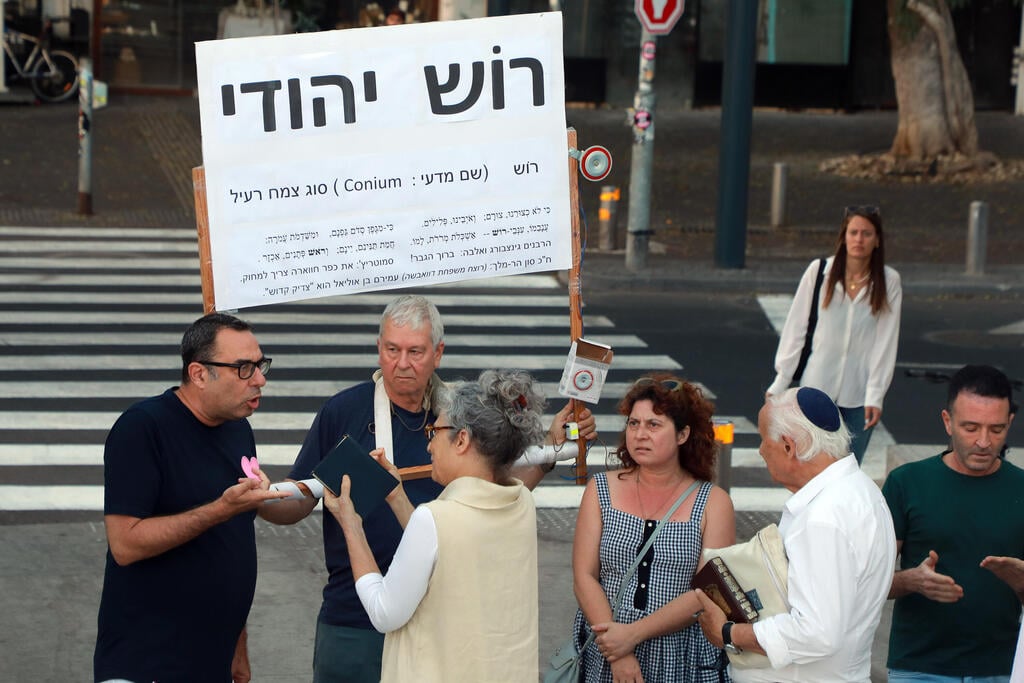 נקודת הרתיחה בין דתיות לחילוניות, רגע לפני המלחמה, סביב התפילות בכיכר דיזנגוף, ערב יום הכיפורים תשפ"ד (צילום: דנה קופל) המהומות בכיכר דינזגוף, ערב יום הכיפורים